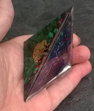 Orgonitová pyramida - strom života s malachitem  8,6 x 4,6 cm (PP130)