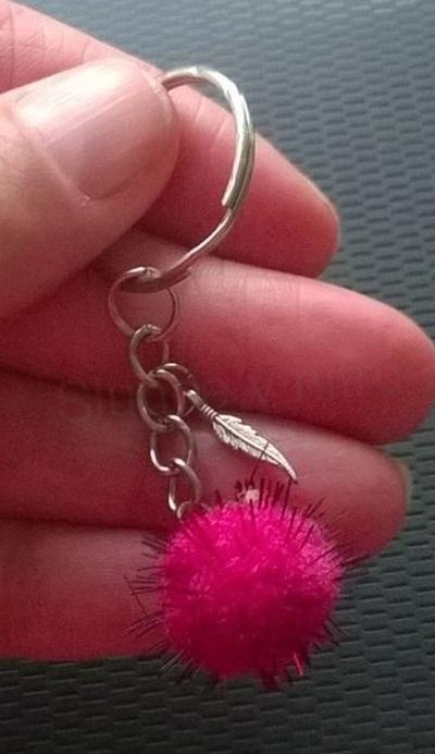 Přívěsek na klíče - barevná bambulka s listkem bílá (H282)