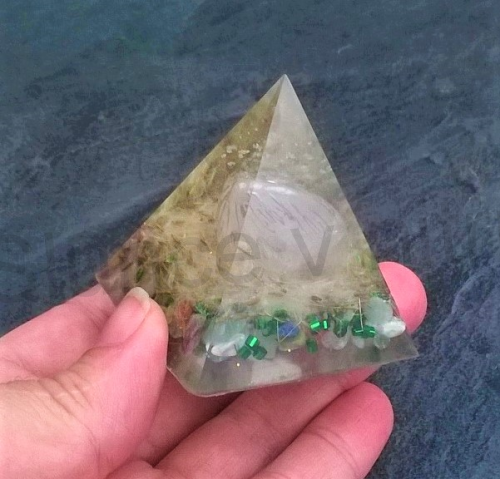 Orgonitová pyramida - minerální kamínky s pampeliškové přání  5,2 x 5,2 cm (PP149)
