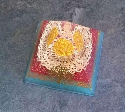 Orgonitová pyramida - Květ zrození v hřejivém opojení  6,1 x 6,1 cm (PP156)