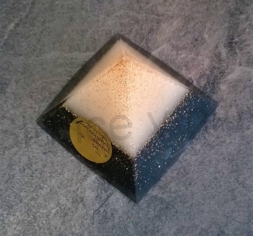 Orgonitová pyramida - Jin a jang v sněhovém provedení  5,7 x 5,4 cm (PP157)
