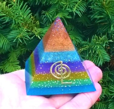 Orgonitová pyramida - duhové pohlazení choku rel  6,3 x 6 cm (PP164)