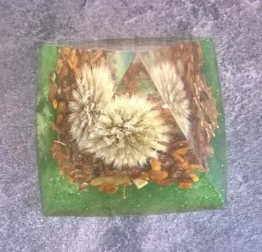 Orgonitová pyramida - S pravým bodláčkem a tygřím okem 6,3 x 6 cm (PP167)