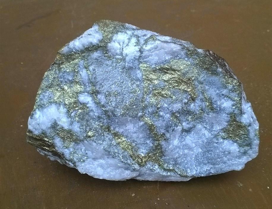 Chalkopyrit na magnezitu 228,8 g (Slovenská Republika) (X942)
