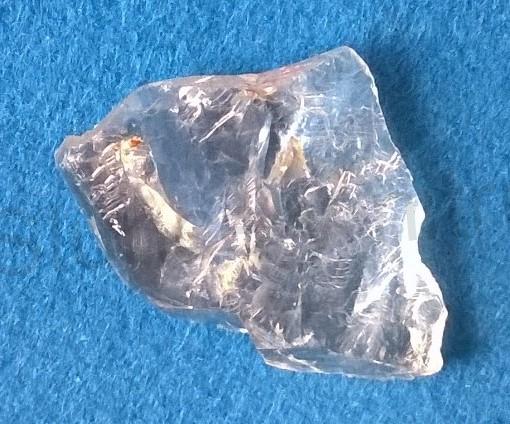 Drahokamový křišťál z Vysočiny, surový s malou duhou 14,8 g (Česká republika) (X949)