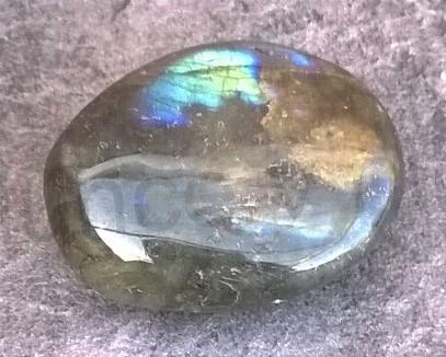 Labradorit hmatka 27,9 g (Madagaskar) (X963)