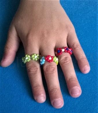 Korálkový květinový prsten (BP376)