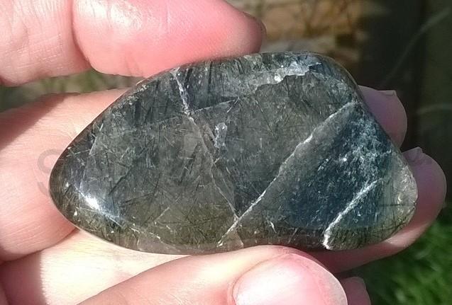 Leštěný aktinolit v křišťálu 36,7 g (Brazílie) (X990)