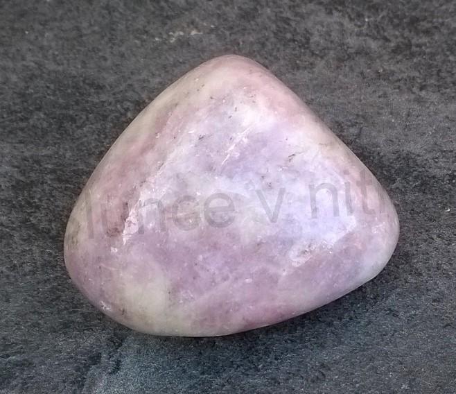 Leštěný lepidolit s křemenem a albitem 42,8 g (Brazílie) (X989)