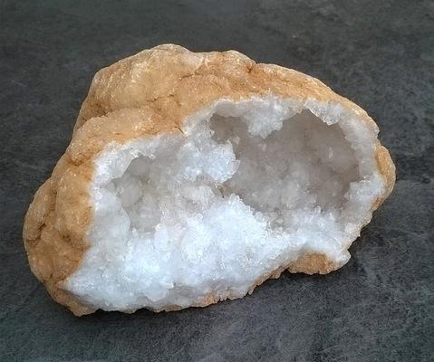 Sněžný Křišťál geoda 404g (Maroko) (X1136)