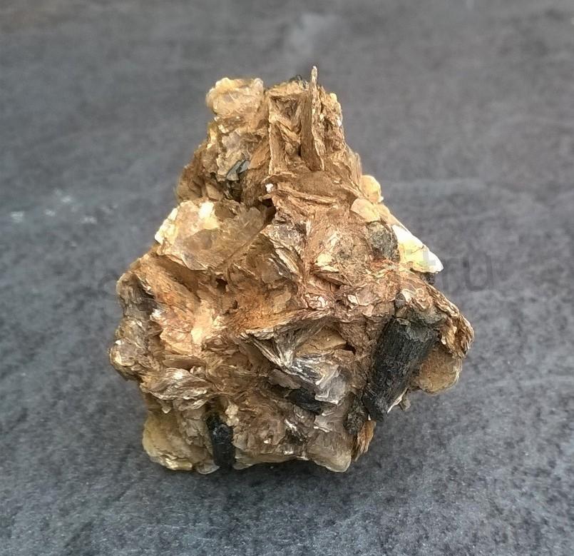Srostlice krystalů Muskovitu s Turmalínem a albitem 31 g (Česká Republika) (X1139)