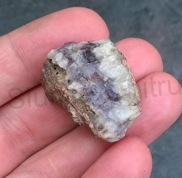 Ametyst zarostlý v křemení a živci 12,5 g (Česká Republika) (X1141)