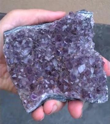 Ametyst drúza narostlá v chalcedonu 365g (Brazílie) (X1143)