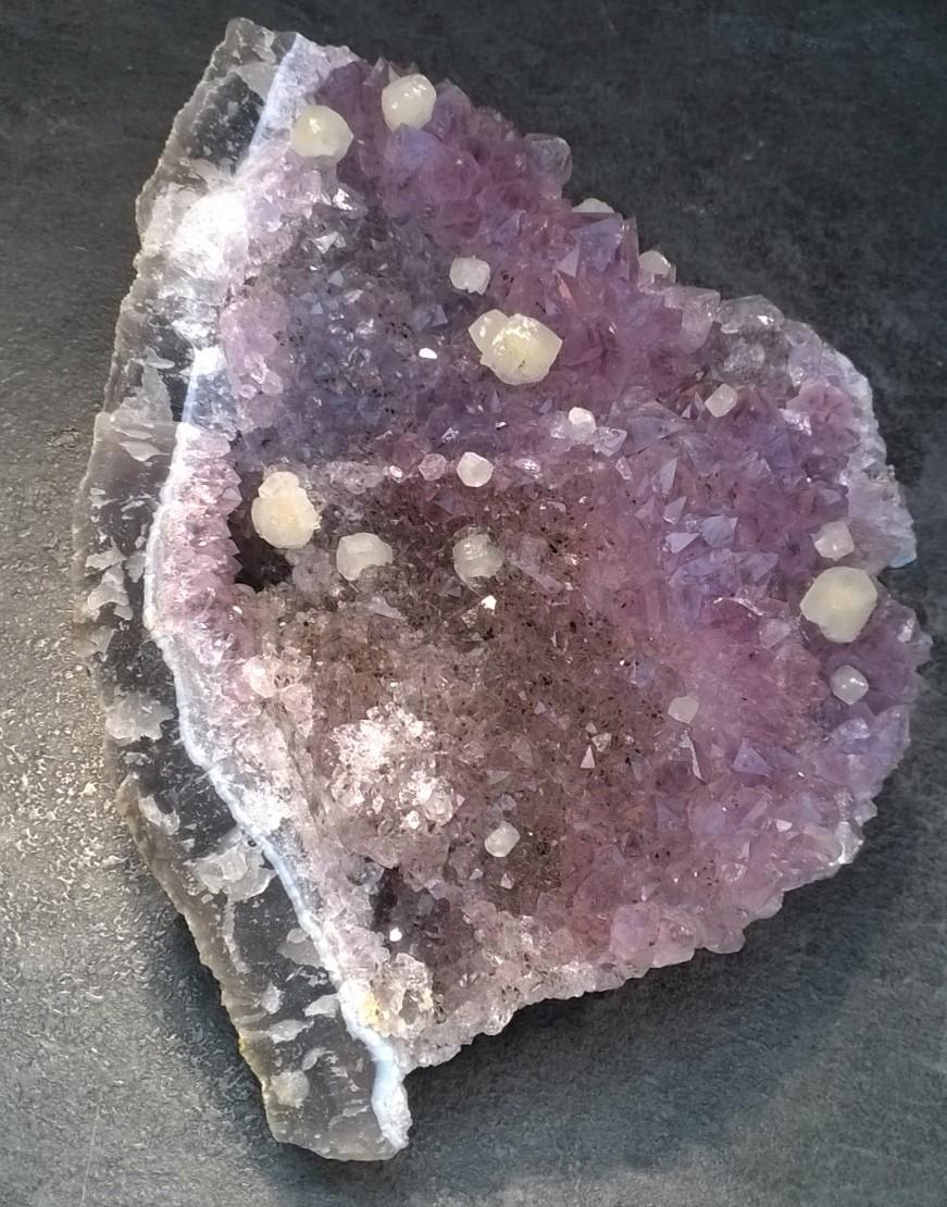 Ametyst drúza s kalcitem narostlá v chalcedonu 1718g (Brazílie) (X1148)