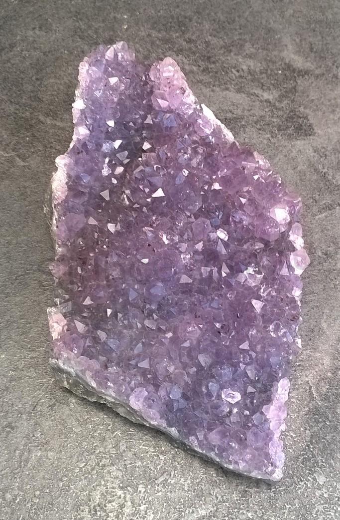 Ametyst drúza růže narostlá v chalcedonu 567g (Brazílie) (X1152)