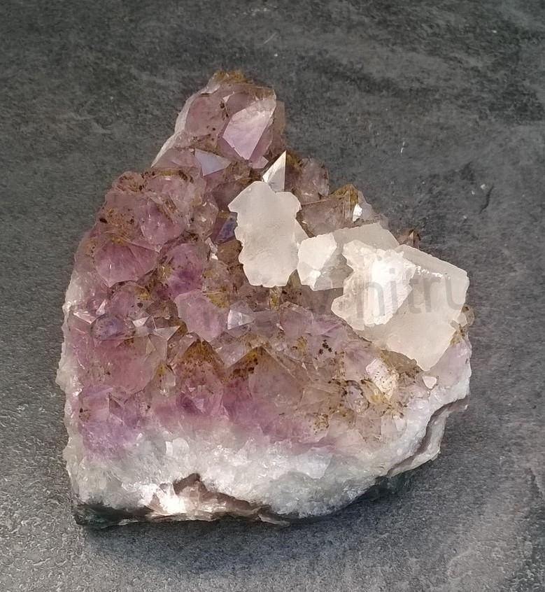 Ametyst drúza s kalcitem narostlá v chalcedonu 461g (Brazílie) (X1156)