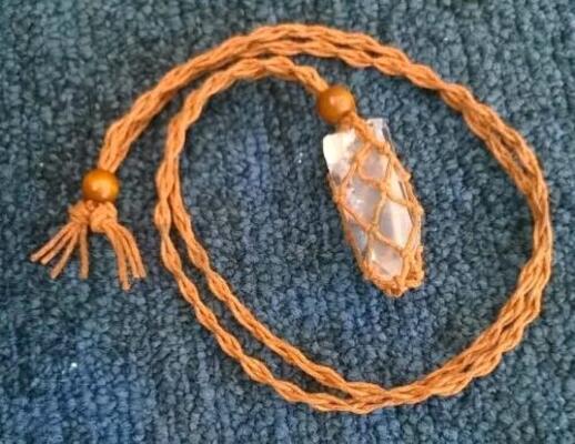 Náhrdelník Křišťál špice na pletené šňůrce (Brazílie) (X1171)