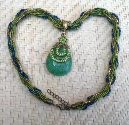 Náhrdelník s přívěškem kapky a blýskavými kamínky (BD547)