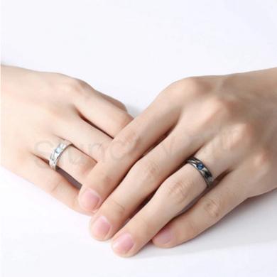 Nastavitelné snubní prsteny Jin a Jang s kamínkem imitace opálu (BP398)