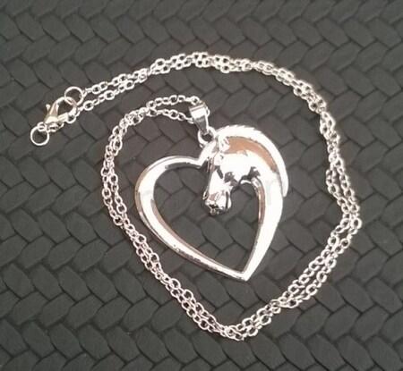 Náhrdelník s přívěskem koně v srdci (BD578)