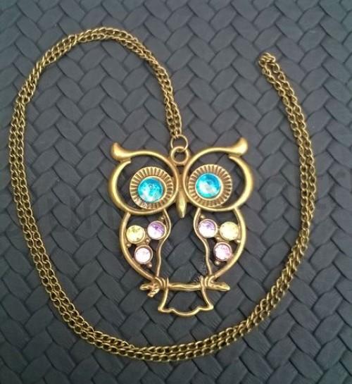 Náhrdelník s přívěškem Sova v bronzové barvě s barevnými kamínky (BD580)