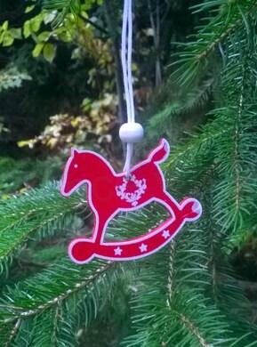 Dřevěné vánoční malované ozdoby koníček (H354)