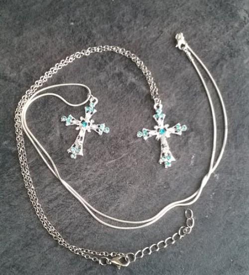 Náhrdelník s přívěškem kříže se zirkony hadí (BD592)