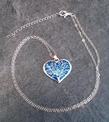 Opálový minerální náhrdelník ve tvaru srdce – strom života (X1285)