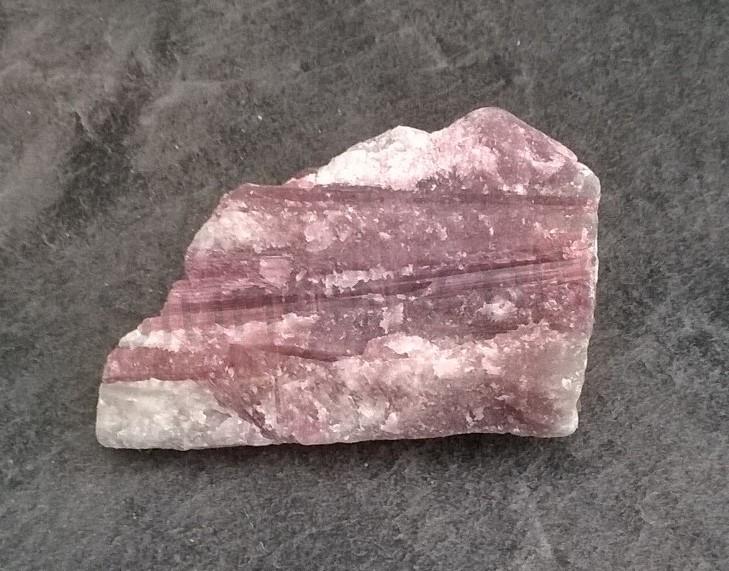 Turmalín rubelit surový 121 g (Brazílie) (X1279)