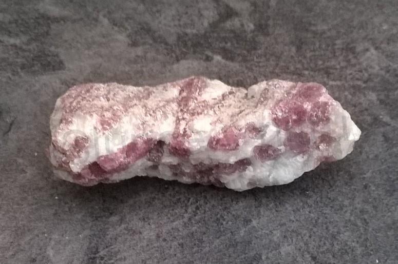 Turmalín rubelit surový 110 g (Brazílie) (X1280)