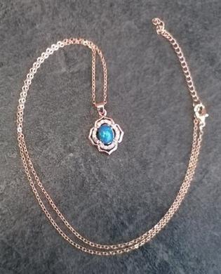 Opálový minerální náhrdelník – kytička osázená křišťálky (X1286)