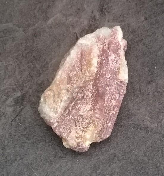 Turmalín rubelit surový 104 g (Brazílie) (X1281)