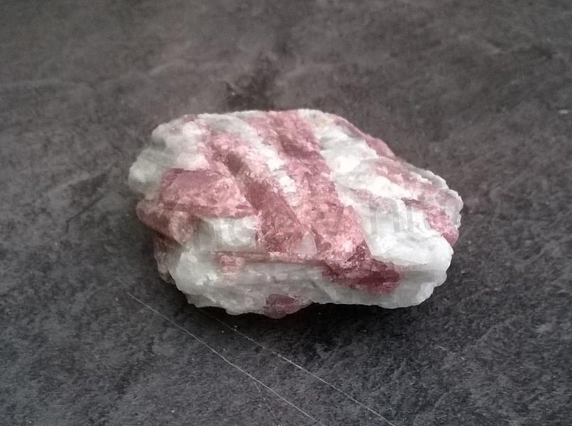 Turmalín rubelit surový 116 g (Brazílie) (X1282)
