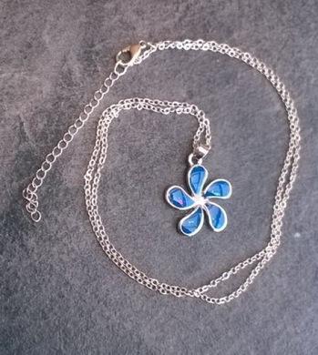 Opálový minerální náhrdelník ve tvaru pětilístku (X1289)