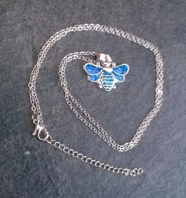 Opálový minerální náhrdelník ve tvaru včelky (X1290)