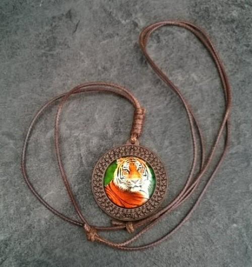 Provázkový dřevěný náhrdelník s kabošonem tygr (BD598)
