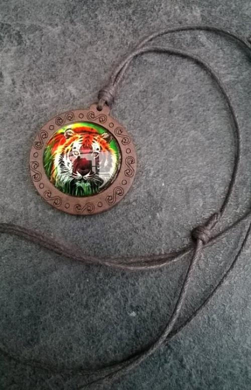 Provázkový dřevěný náhrdelník s kabošonem tygr (BD600)