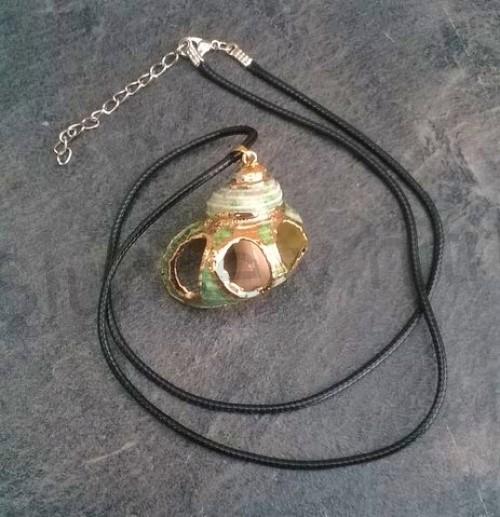 Přírodní minerální náhrdelník s pozlacenou mušlí / lasturou (X1316)