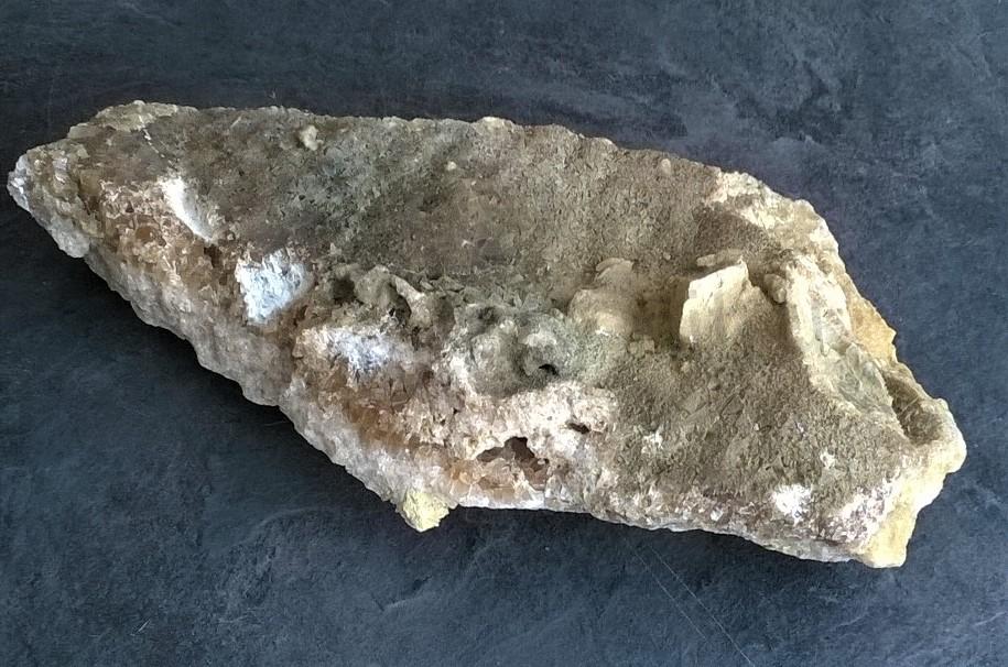 Drúza velkého žlutého medového kalcitu 4800 g (ČR) (X1356)