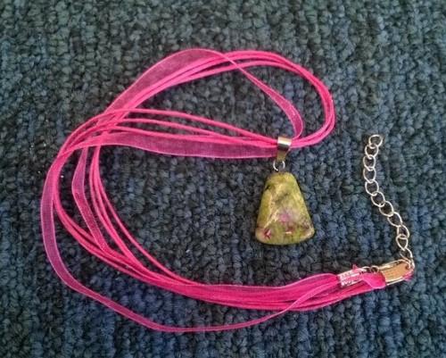 Náhrdelník přívěšek s rubínem v zoisitu (X1388)