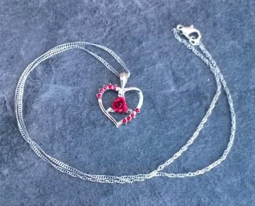 Náhrdelník srdce s růžičkou a křišťálky (BD629)