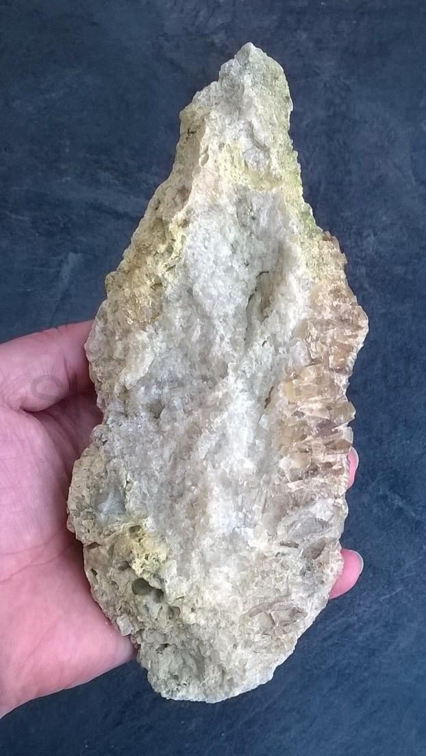 Drúza kalcitu žlutého, medového 700 g (Česká Republika) (X1451)