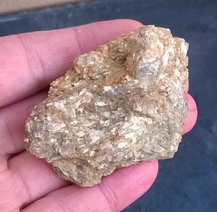 Srostlice Muskovitu s albitem 64 g (Česká Republika) (X1462)