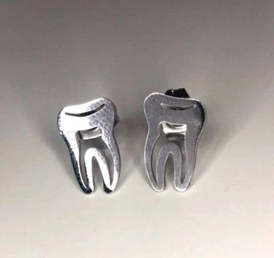 Puzetové náušnice zub z chirurgické oceli (BB721)