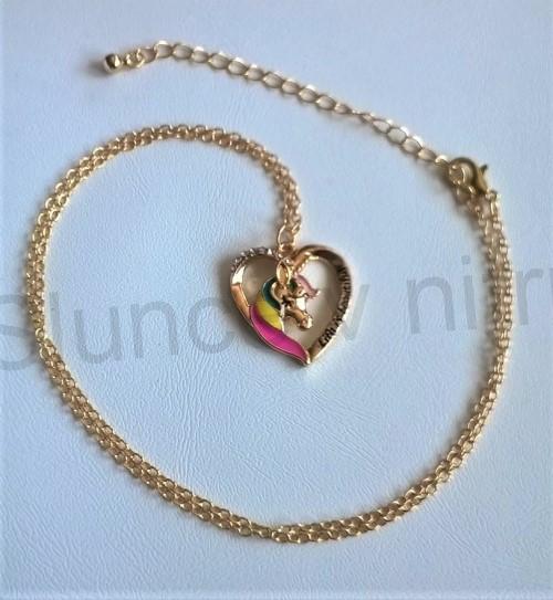 Jemný náhrdelník srdce s jednorožcem a krystaly – zlatý (BD698)