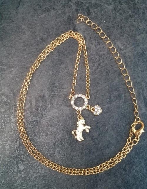 Jemný náhrdelník s koníkem, kruhem a srdcem s krystaly (BD699)
