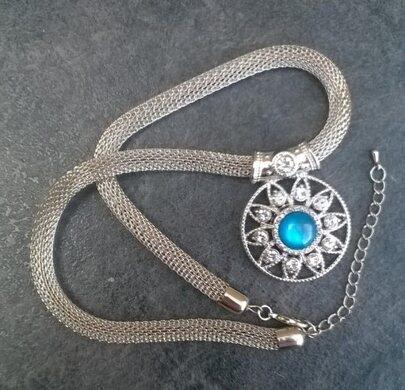 Minerální hadí řetízek s kočičím okem do tvaru kytičky – červený (X1583)