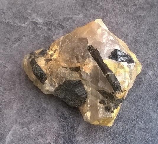 Turmalín v křemenu 114 g (Česká Republika) (X1624)