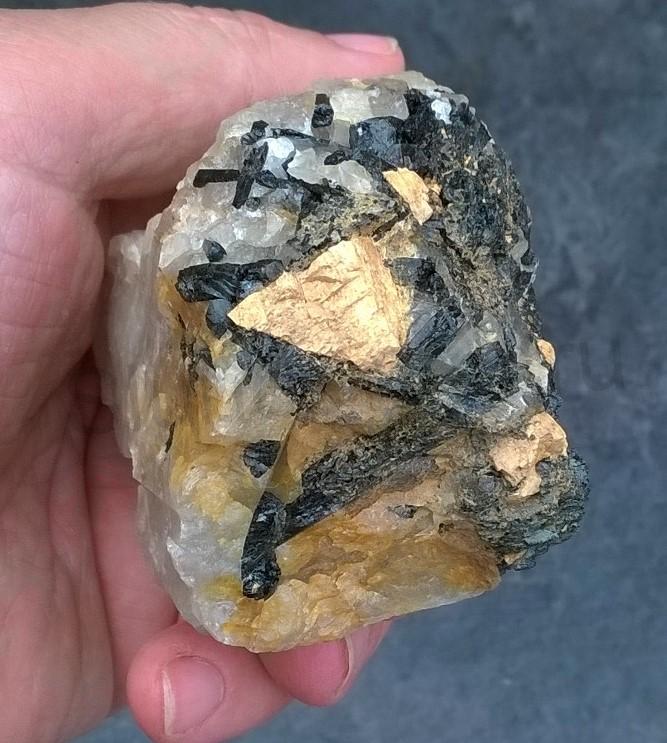Turmalín v křemenu s albitem 270 g (Česká Republika) (X1625)
