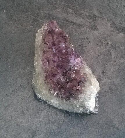 Ametyst drúza narostlá v chalcedonu 1070 g (Brazílie) (X1657)